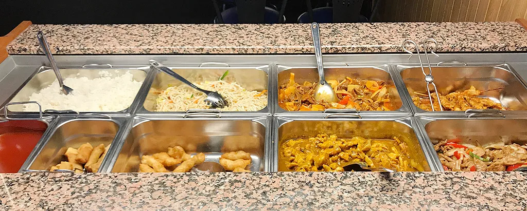 Lunchbuffén på Peking Palace med ris, friterad kyckling och varmrätter i rad